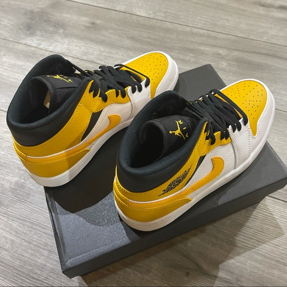 💛🤍Air Jordan 1 Mid University Gold Men's🤍💛 - Picture 6 of 9